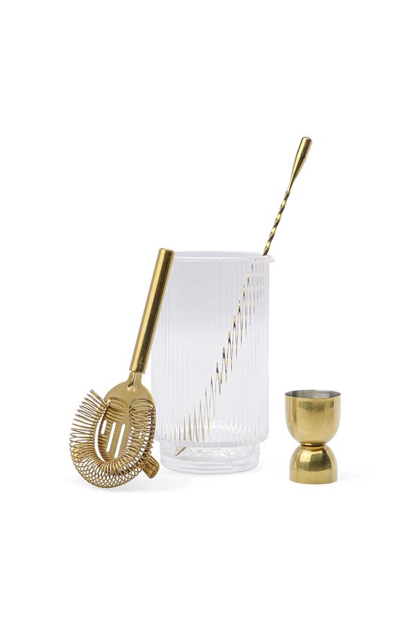 Un elegante set de mixología que incluye una coctelera de cristal estriado, un colador dorado, una cuchara mezcladora dorada y un medidor doble en tono dorado. Perfecto para preparar cócteles con estilo y sofisticación.