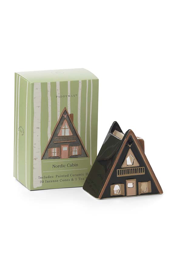 El porta incienso "Nordic Cabin" junto a su caja de embalaje, que presenta un diseño inspirado en bosques nórdicos. El set incluye 20 conos de incienso y una vela de té para su uso.