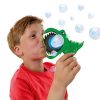 Un niño soplando burbujas gigantes con el set de pompas de SES Dino Bubbles. Su diseño en forma de dinosaurio lo hace aún más divertido y emocionante para los más pequeños.