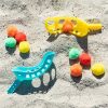 El Juego Splash Water Catch es ideal para jugar en la playa o el parque. Los lanzadores de colores y los pompones absorbentes permiten un juego dinámico y seguro, fomentando la actividad física y la socialización.