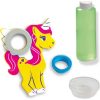 Imagen detallada de los accesorios incluidos en el set de pompas Unicorn Bubbles de SES: una figura de unicornio con aro para pompas, líquido especial y recipiente para sumergir el aro.