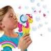 Una niña se divierte creando pompas de jabón con el set de SES Unicorn Bubbles. Un juguete ideal para actividades al aire libre con un diseño encantador de unicornio.