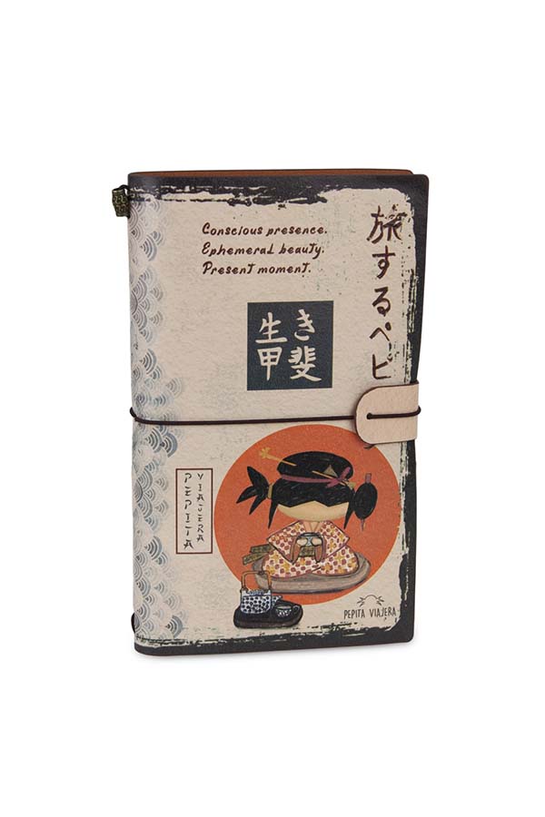 Descripción: Otra variante del cuaderno de viaje, esta vez con una ilustración de una muñeca kokeshi japonesa en la portada. Se mantiene el estilo envejecido con detalles escritos en japonés y una solapa con elástico para cierre seguro.