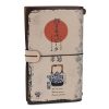 Descripción: Cuaderno de viaje con diseño vintage inspirado en la cultura japonesa. La portada muestra una tetera tradicional con caracteres japoneses y un sol rojo. Cuenta con cierre de goma elástica y una solapa lateral. Perfecto para llevar notas y recuerdos de viaje.