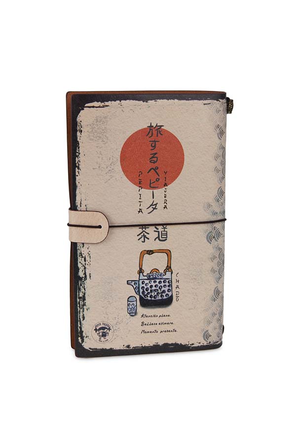 Descripción: Cuaderno de viaje con diseño vintage inspirado en la cultura japonesa. La portada muestra una tetera tradicional con caracteres japoneses y un sol rojo. Cuenta con cierre de goma elástica y una solapa lateral. Perfecto para llevar notas y recuerdos de viaje.