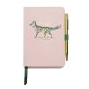 Cuaderno compacto en tonos beige con el diseño de un zorro y la frase "For Fox Sake". Incluye un bolígrafo metálico dorado y cinta marcapáginas verde.