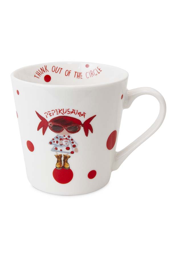 Taza con diseño inspirado en Yayoi Kusama, con lunares rojos y la frase "Think out of the circle". Presenta a Pepita con gafas y vestido de lunares.