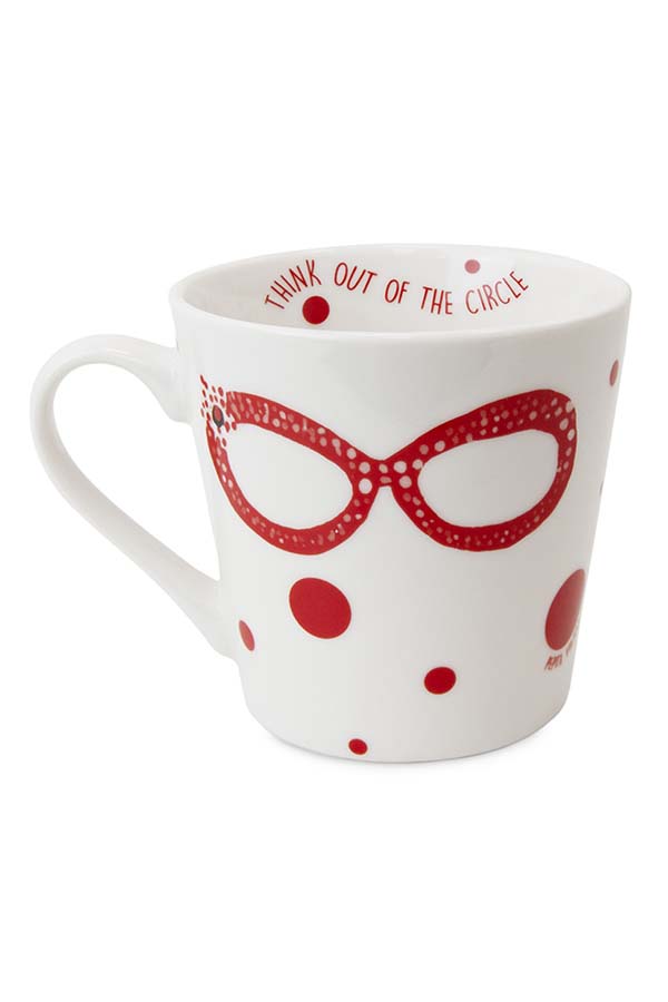 Imagen de la taza con un diseño de gafas rojas de lunares en la parte frontal, acompañado de la frase "Think out of the circle".