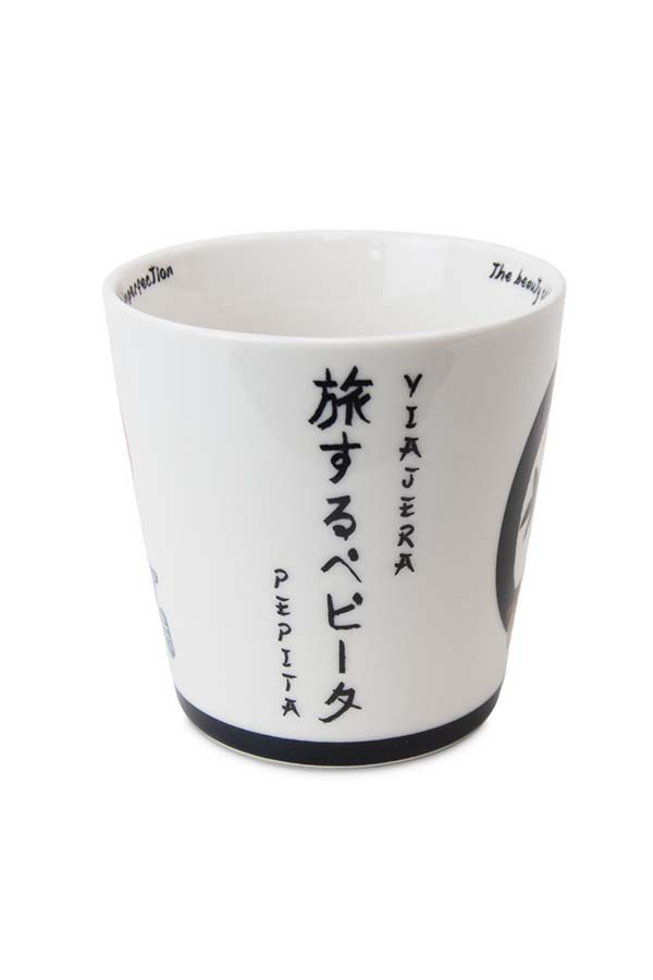 En esta imagen se muestra el lateral de la taza, donde aparecen inscripciones en japonés y en inglés. La frase "The beauty of imperfection" está impresa en el borde interior, resaltando la filosofía del Wabi Sabi.