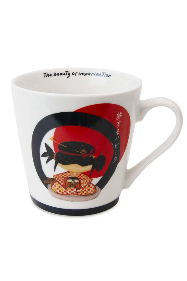 Taza con ilustración de un personaje tradicional japonés en kimono y botas doradas, acompañada de caracteres en japonés y un círculo en negro en la parte superior.