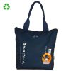 Versión alternativa de la bolsa tote con ilustración de Pepita Viajera en un kimono tradicional japonés. Integra elementos culturales del minimalismo japonés junto con la filosofía Wabi Sabi. Perfecta para complementar cualquier outfit con un toque exótico.