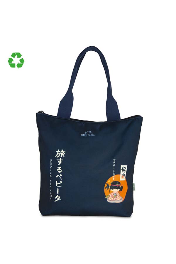 Versión alternativa de la bolsa tote con ilustración de Pepita Viajera en un kimono tradicional japonés. Integra elementos culturales del minimalismo japonés junto con la filosofía Wabi Sabi. Perfecta para complementar cualquier outfit con un toque exótico.