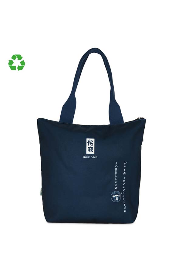 Bolsa tote en color azul marino con diseño inspirado en el concepto japonés "Wabi Sabi", que destaca la belleza en la imperfección. Lleva inscripciones en japonés y detalles gráficos sutiles que refuerzan la temática. Fabricada con materiales reciclados, ideal para el día a día con un estilo minimalista y sostenible.