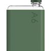 Diseño ultradelgado y portátil, la Memobottle A6 con funda de silicona en color verde bosque es ideal para llevar en mochilas y bolsos. Capacidad de 375 ml, sin BPA.