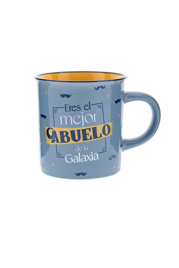 Taza de cerámica con un diseño especial para el abuelo más increíble. De color azul con detalles en amarillo, presenta la frase "Eres el mejor abuelo de la galaxia" acompañada de un patrón de pequeños bigotes y estrellas. Su interior en color amarillo le da un toque distintivo. Ideal para regalar y recordarle a tu abuelo cuánto lo aprecias.