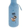 Botella térmica en tono azul con un diseño inspirado en la aventura. Muestra un padre disfrazado de pirata junto a su hijo en un barco de juguete. Su diseño incluye pequeñas figuras y un asa lateral para mayor comodidad.