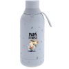 Botella térmica en color gris claro con un diseño temático de entrenamiento. Representa un padre levantando pesas con su hijo a su lado imitando su ejercicio. Presenta pequeños detalles decorativos y un asa para su transporte.