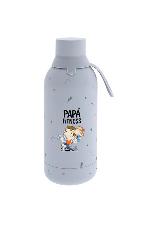 Botella térmica en color gris claro con un diseño temático de entrenamiento. Representa un padre levantando pesas con su hijo a su lado imitando su ejercicio. Presenta pequeños detalles decorativos y un asa para su transporte.