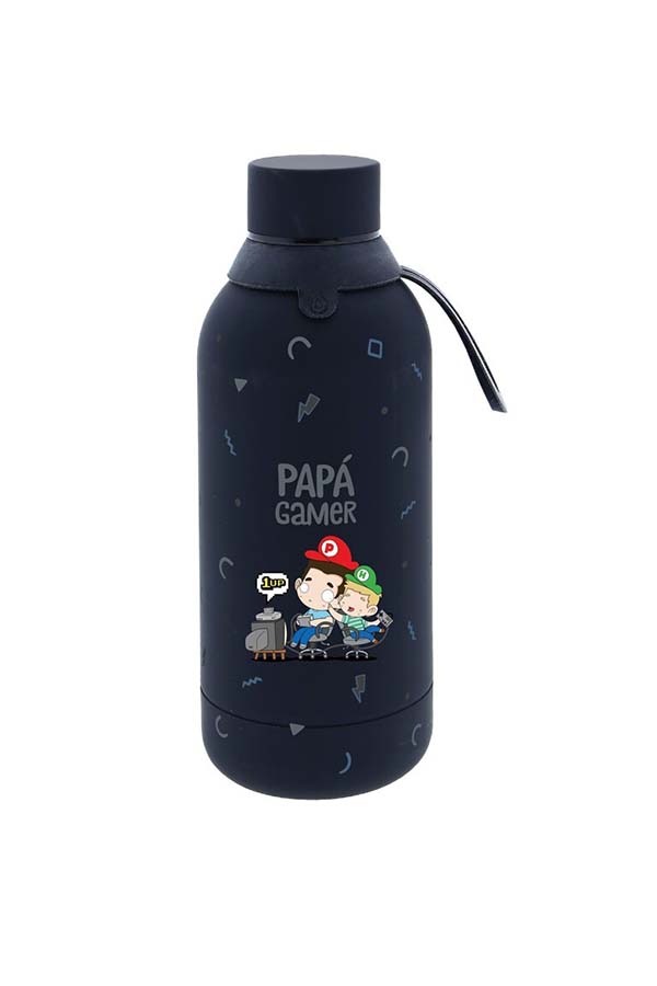 Botella térmica de color negro con un diseño ideal para los amantes de los videojuegos. Ilustra a un padre y su hijo jugando con mandos de consola y un estilo retro de videojuegos. Incluye un asa lateral y un acabado decorativo con símbolos pixelados.