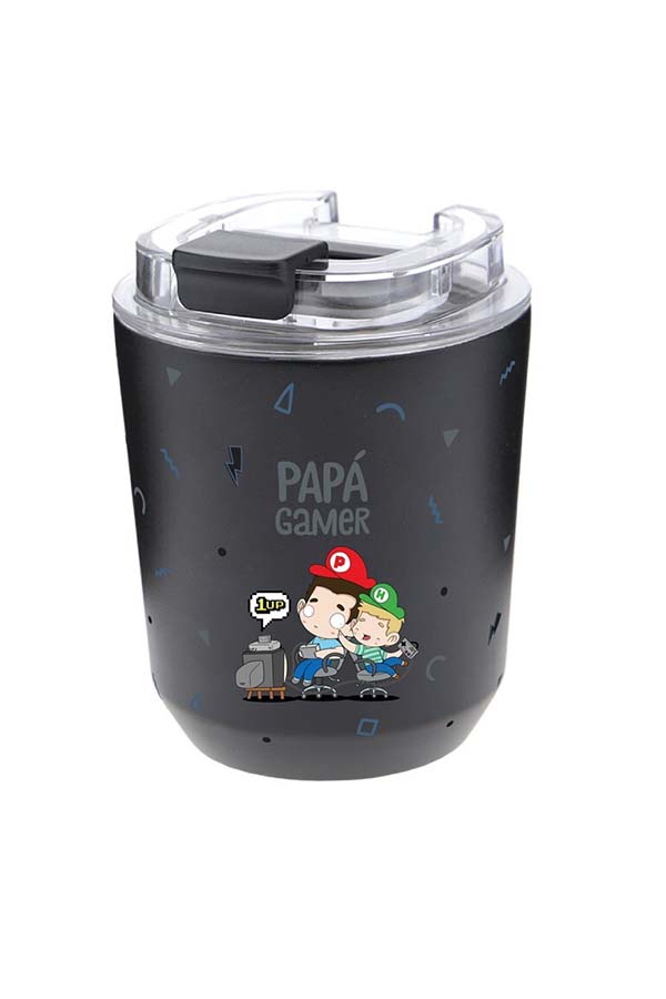 Vaso térmico de color negro con diseño de un padre y su hijo disfrutando de videojuegos, con gorros rojos y verdes al estilo de personajes icónicos. Incluye tapa transparente con cierre hermético. Ideal para mantener las bebidas calientes o frías.