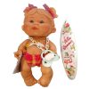 Muñeca con bikini rojo de cuadros, dos lazos rosados en el pelo, chupete azul claro y tabla de surf con diseño tropical y texto “Hello Summer”.