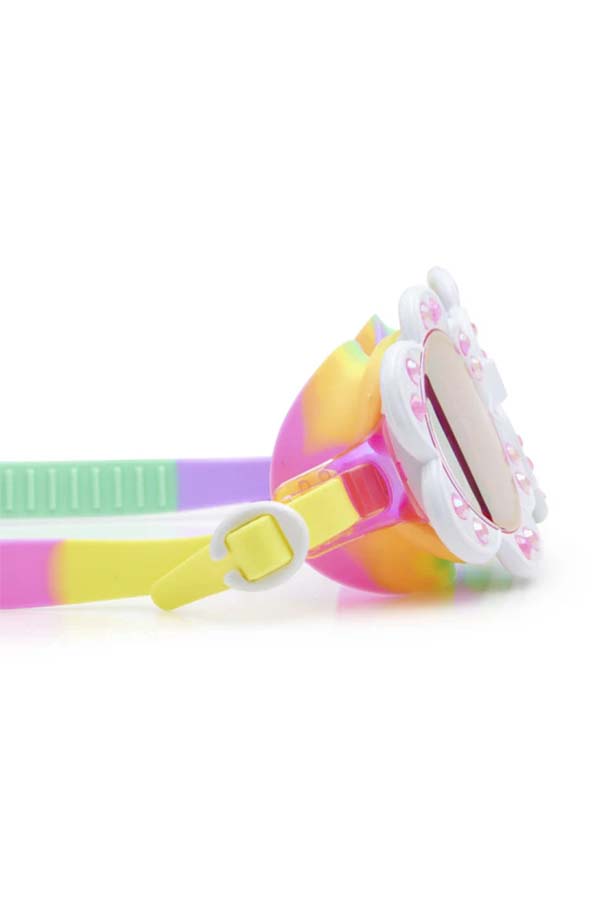 Primer plano del lateral de las gafas Bling2O Dandi Sunlit Sherry, donde se aprecia el diseño de flor tridimensional en blanco con pétalos brillantes y la correa ajustable multicolor en tonos pastel.