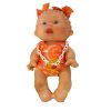 Muñeca con bañador naranja con estampado de frutas, lazos a juego en el pelo y chupete amarillo con cadena blanca.