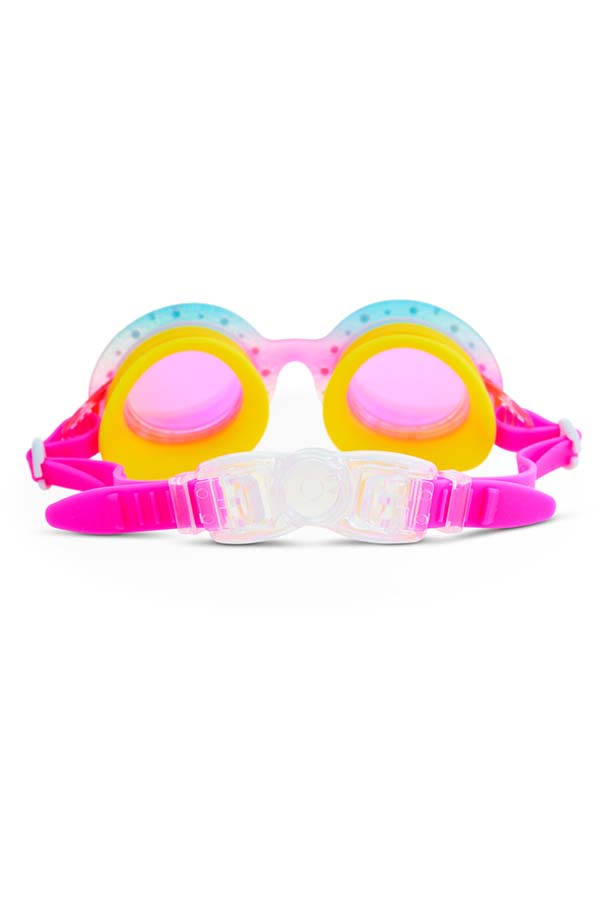 Parte trasera con correa rosa ajustable y cierre transparente, pensada para facilitar la colocación y garantizar un ajuste seguro y sin tirones.