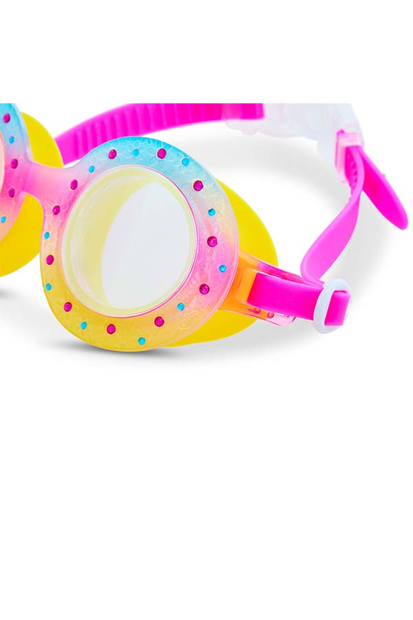 Un primer plano del marco decorado en tonos pastel y lunares multicolores que destacan el divertido estilo de estas gafas. El diseño ergonómico y la correa ajustable aseguran un ajuste cómodo para los pequeños nadadores.