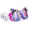 Las gafas Cat Purple combinan fantasía y funcionalidad con su montura blanca de manchas violetas y sus lentes tornasoladas. Incluyen orejitas de gato y pestañas postizas, haciendo que cada zambullida sea un desfile de moda submarina.
