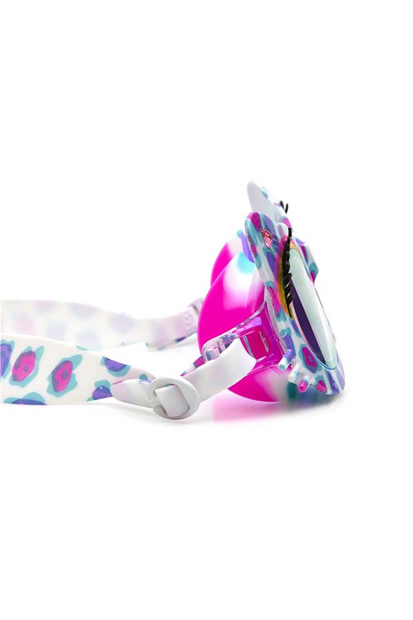 Vista lateral que destaca el diseño curvado de las lentes con bordes felinos y pestañas en relieve. El acabado brillante y los tonos vibrantes aportan un toque chic y salvaje a cualquier chapuzón.