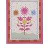 Una vibrante portada ilustrada con flores rosas de tallo dorado y soles sonrientes en tonos cálidos y fríos. Detalles como lunas, estrellas y montañas completan un diseño mágico y colorido que inspira creatividad.