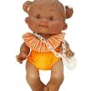 Muñeca de piel oscura con bañador naranja, cuello a rayas naranjas y blancas, coletas con lazos blancos y chupete blanco con cadena.