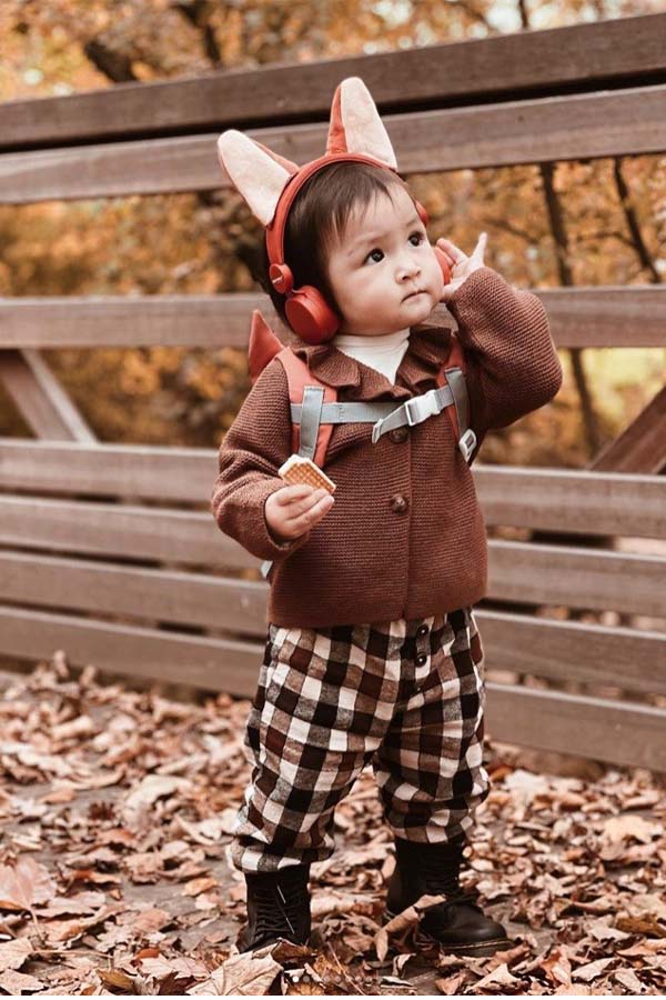 Auriculares Kidywolf Zorro en un entorno natural, combinando diversión y seguridad sonora.