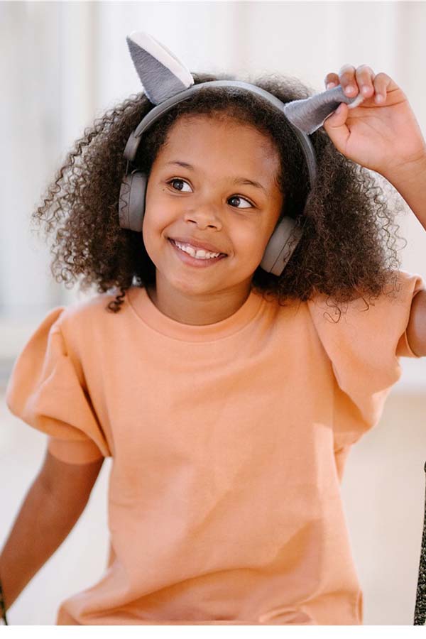 Sonido seguro y orejas de lobo suaves en los auriculares Kidywolf, pensados para los más pequeños.