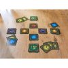 Las cartas se extienden sobre la mesa en plena acción. ¿Serás el más rápido en encontrar la combinación correcta?