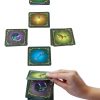 Ejemplo de cómo se colocan las cartas en Dragonella para comenzar una ronda. ¡Empieza la búsqueda del tesoro!