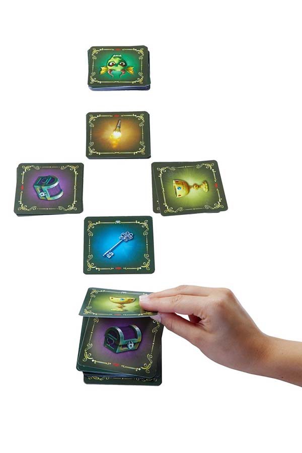 Ejemplo de cómo se colocan las cartas en Dragonella para comenzar una ronda. ¡Empieza la búsqueda del tesoro!