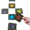 Un jugador coloca su carta dorada mientras intenta atrapar un objeto coincidente. ¡Velocidad y reflejos a prueba!