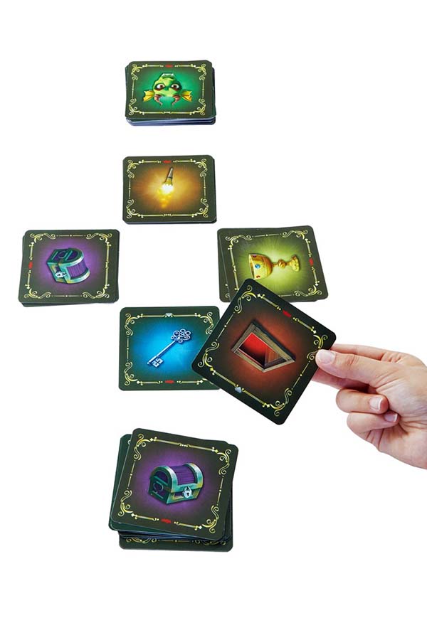 Un jugador coloca su carta dorada mientras intenta atrapar un objeto coincidente. ¡Velocidad y reflejos a prueba!