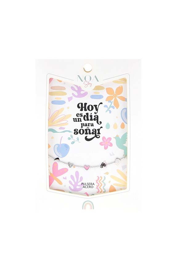 Con un diseño inspirado en la naturaleza, esta pulsera de acero combina tonos suaves y charms encantadores que invitan a soñar. Un detalle dulce para cualquier momento especial.