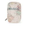 El estuche acolchado presenta un bonito diseño de mapa antiguo y la palabra “Wanderlust”, perfecto para espíritus viajeros.