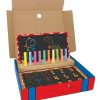 Descubre el interior del maletín con pizarras reutilizables, tizas de colores y plantillas didácticas. Perfecto para practicar números, figuras, líneas y letras desde casa.