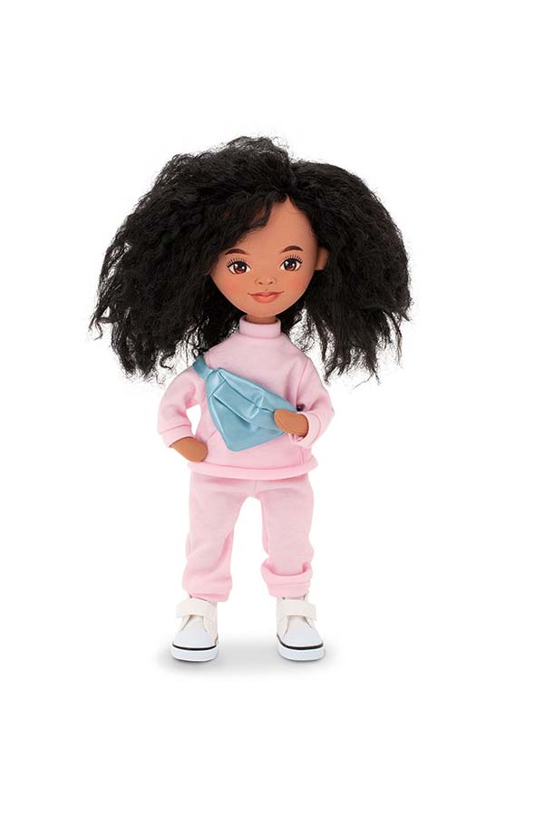 Tina luce un conjunto deportivo súper moderno con chándal rosa y zapatillas blancas, acompañado de una riñonera azul celeste. Una muñeca con estilo urbano y personalidad, pensada para juegos con mucho ritmo. Perfecta para pequeñas fashionistas a partir de 3 años.