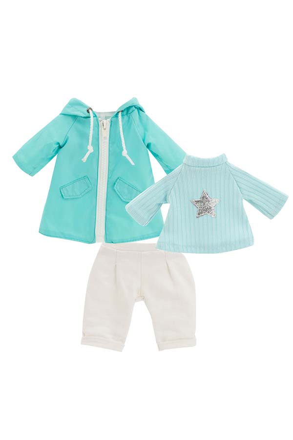 Perfecto para los días frescos: incluye un abrigo impermeable turquesa con capucha, un jersey celeste con estrella brillante y pantalón blanco. ¡Lucky estará listo para la lluvia con estilo!
