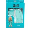 Este set incluye un abrigo impermeable turquesa con capucha, jersey con estrella plateada y pantalón blanco, presentado en su caja original Lucky Doggy. Ideal para regalar o coleccionar.