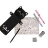 Un adorable set de papelería con estuche suave en forma de gatito negro, lápices, bolígrafos, sacapuntas y goma, acompañado de una lámina para colorear. Ideal para inspirar creatividad en niños y amantes de los gatos.