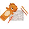 Set de papelería con estuche suave en forma de león sonriente, acompañado de lápices, bolígrafos y hoja para colorear. Inspirador y divertido para niños valientes.