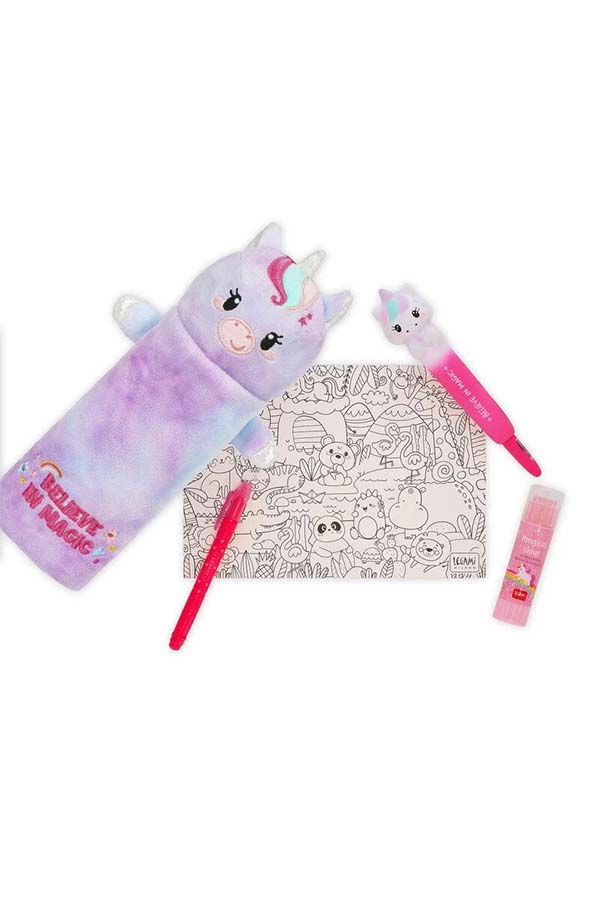 Set adorable que incluye un estuche de unicornio con suave acabado de felpa multicolor, acompañado de bolígrafo y pegamento a juego. Ideal para inspirar creatividad mientras mantienes tus útiles organizados. Perfecto para niños y amantes de la fantasía.