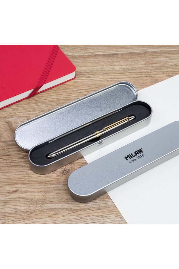 Foto del conjunto completo: boligrafo Milan dentro de su estuche metálico con logo, ideal para regalo o para mantenerlo protegido.